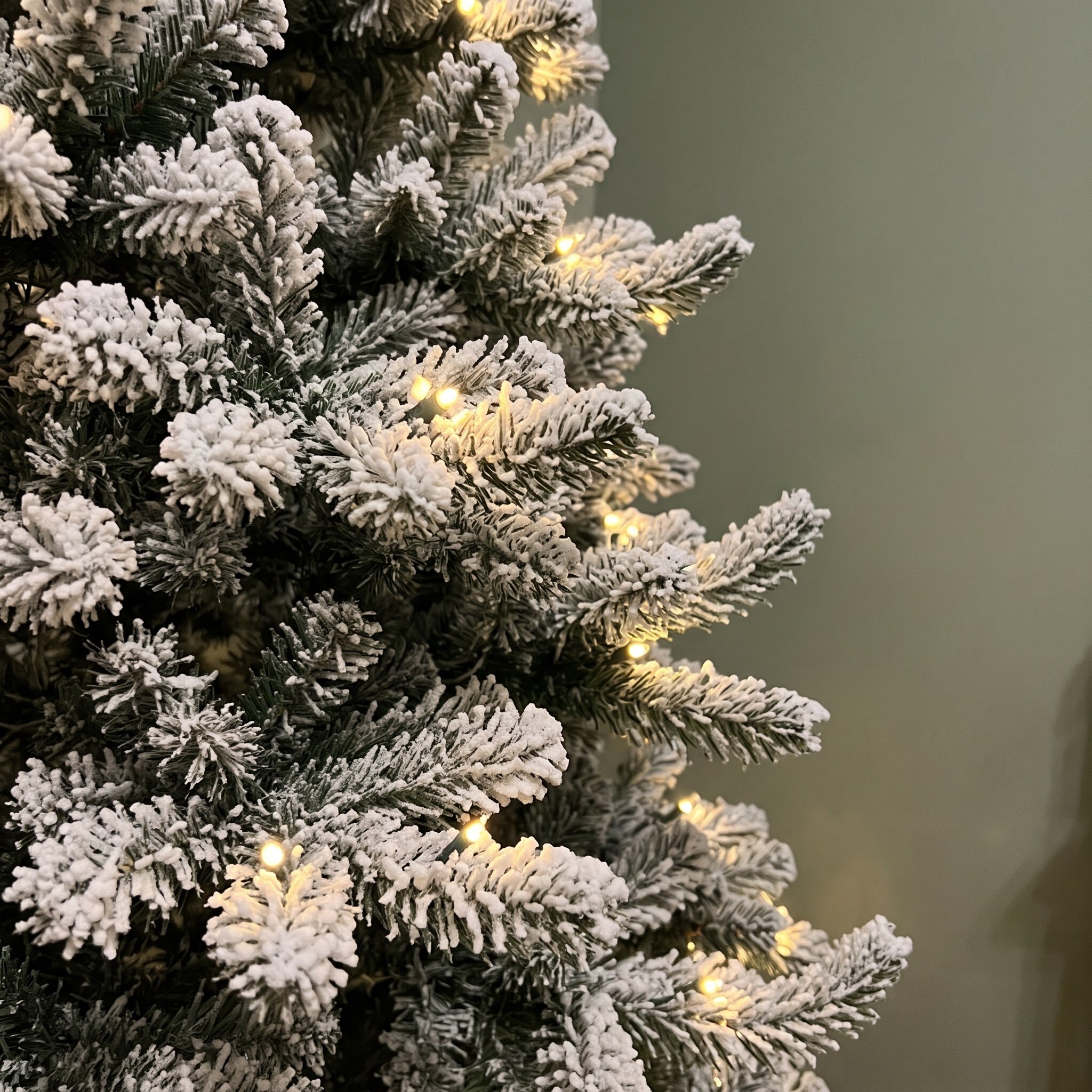 Christmas Tree with Flocked Curved Branches and LEDs, photo 4 of 6