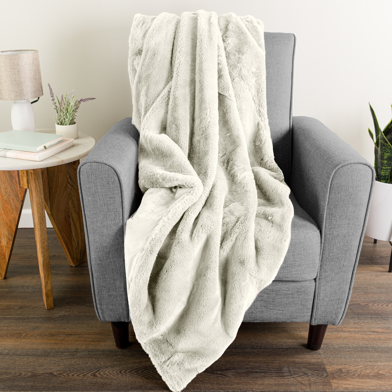 Faux Fur Throw Blanket with Smooth Reverse, photo 5 of 7